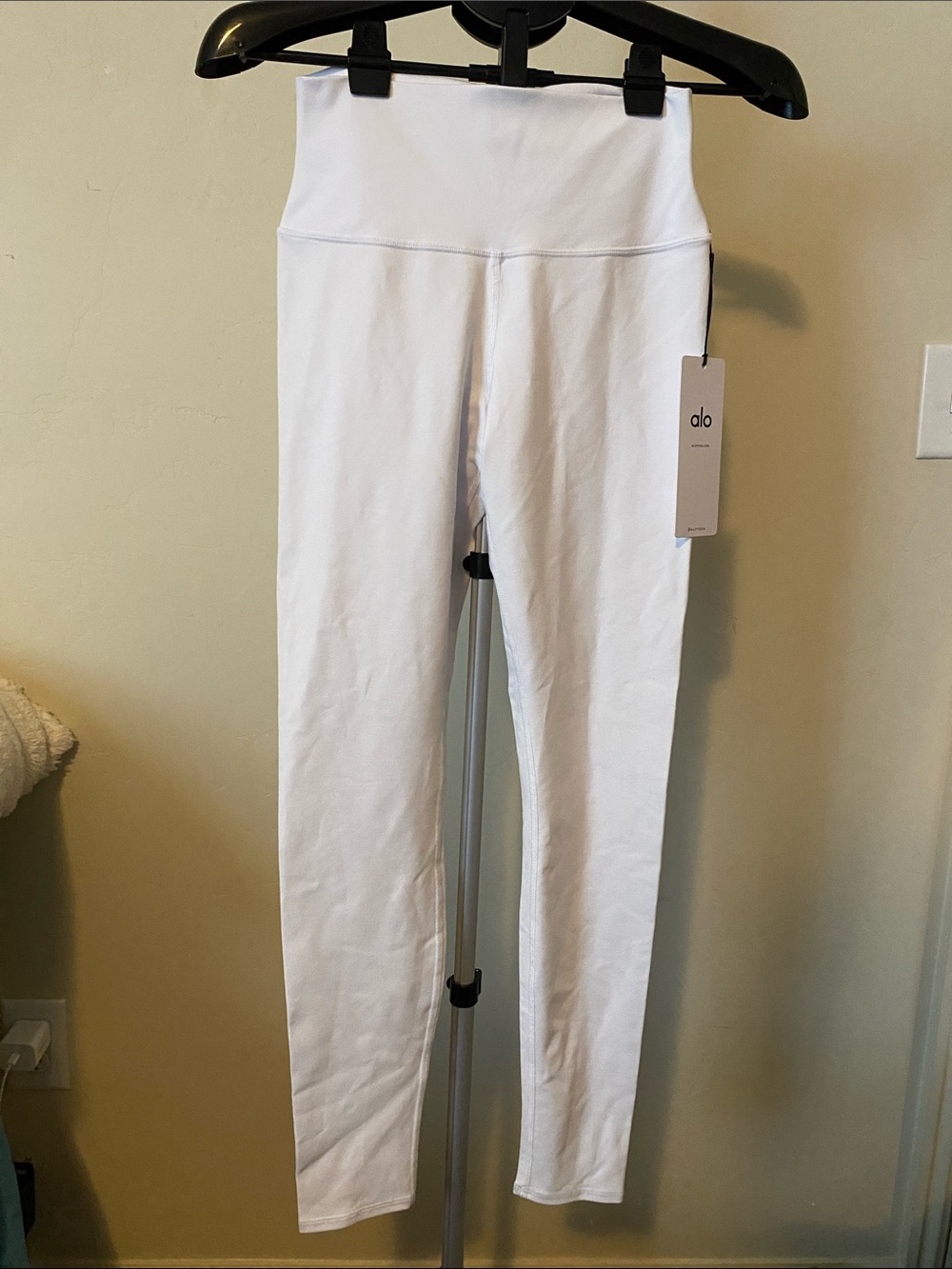 NWT ALO WHITE LEGGINGS SIZE MEDIUM